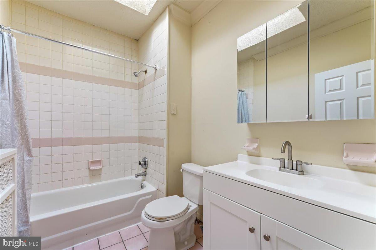 33 Golf Road Upper Darby, PA 19082 - Photo 17 of 19 2nd floor bath