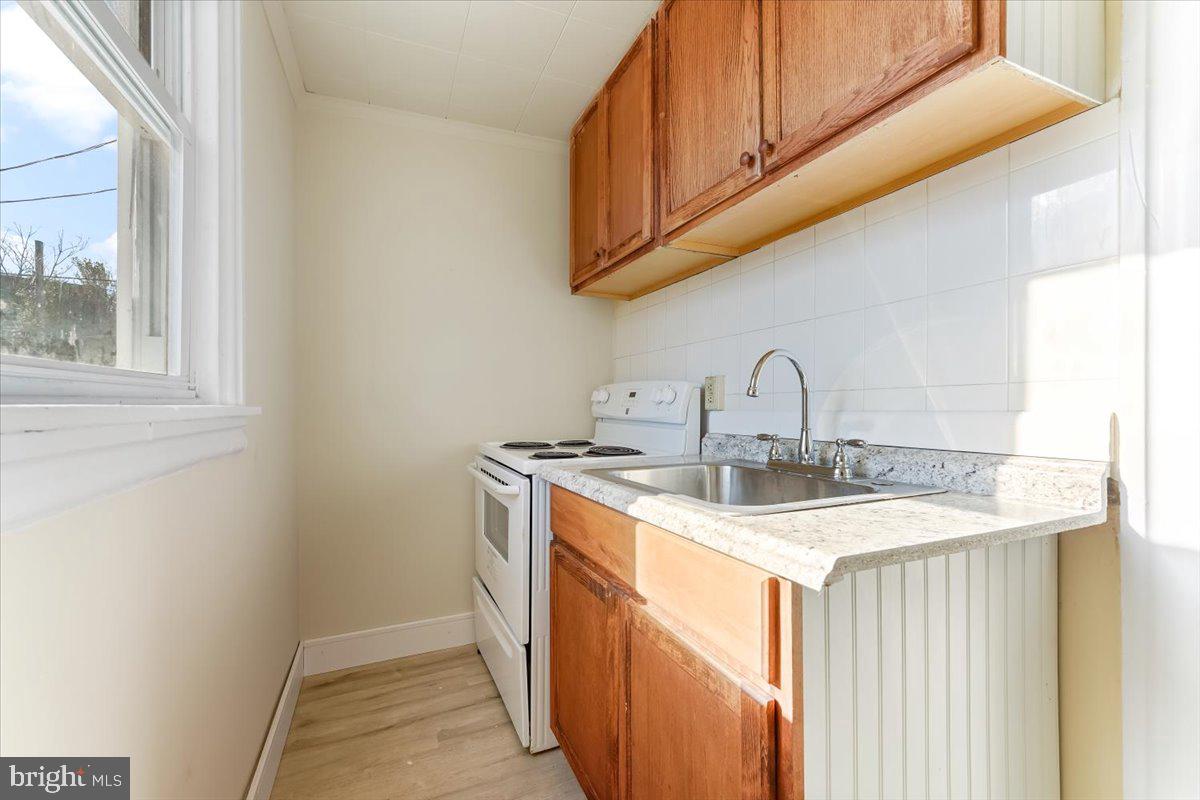 33 Golf Road Upper Darby, PA 19082 - Photo 9 of 19 1st floor kitchen