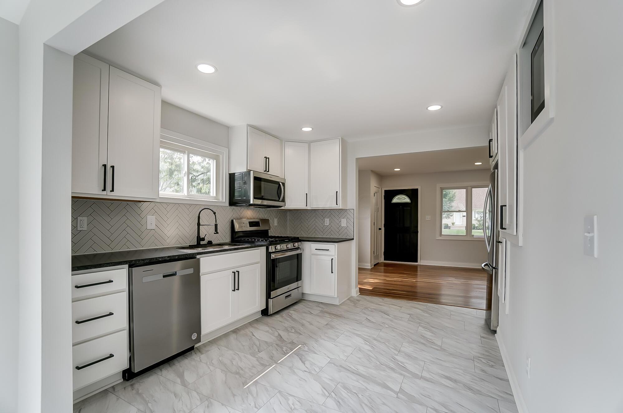 2166 Edgevale Road Columbus, OH 43221 - Photo 7 of 34 008