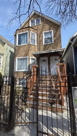 $2,500 | 3111 North Central Park Avenue, Unit 1, Chicago, IL 60618