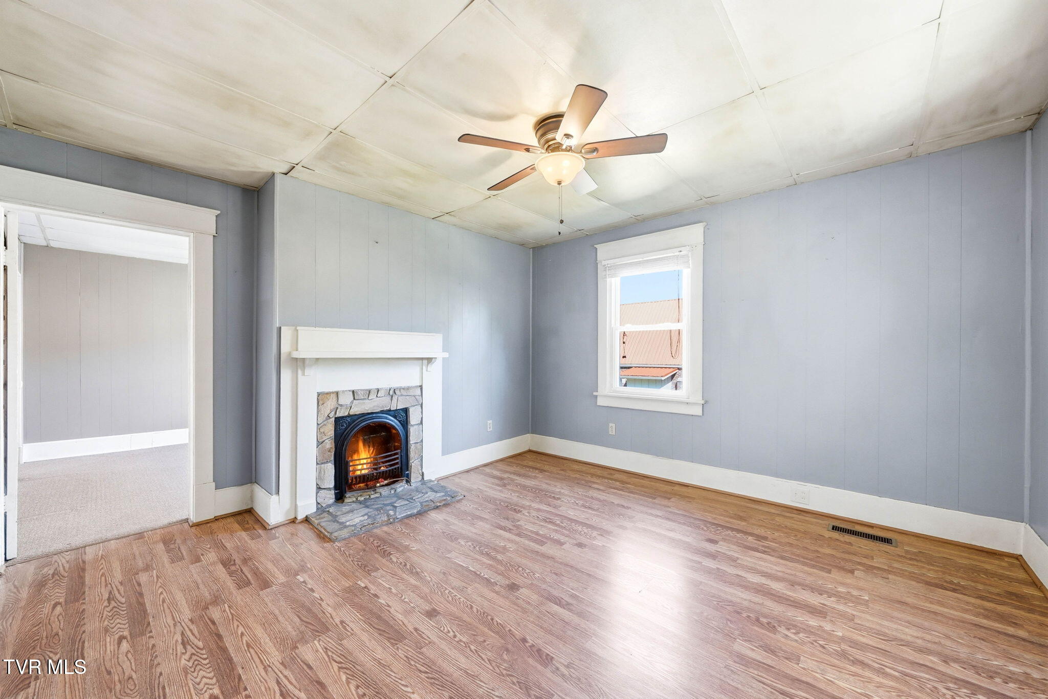 310 Pine Street Erwin, TN 37650 - Photo 4 of 23 Living Room