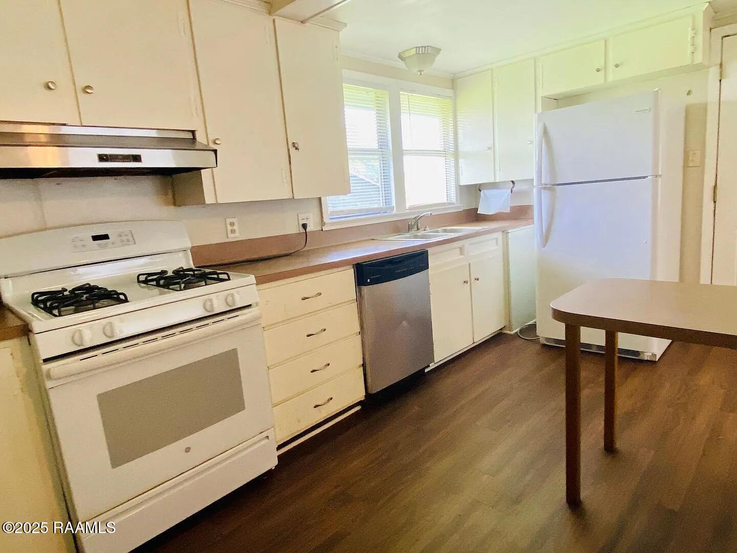 406 D Arceneaux Road Scott, LA 70583 - Photo 5 of 11 406 D Arceneaux - kitchen left