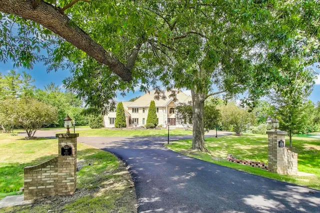$1,395,000 | 45 Willow Bay Drive, South Barrington, IL 60010