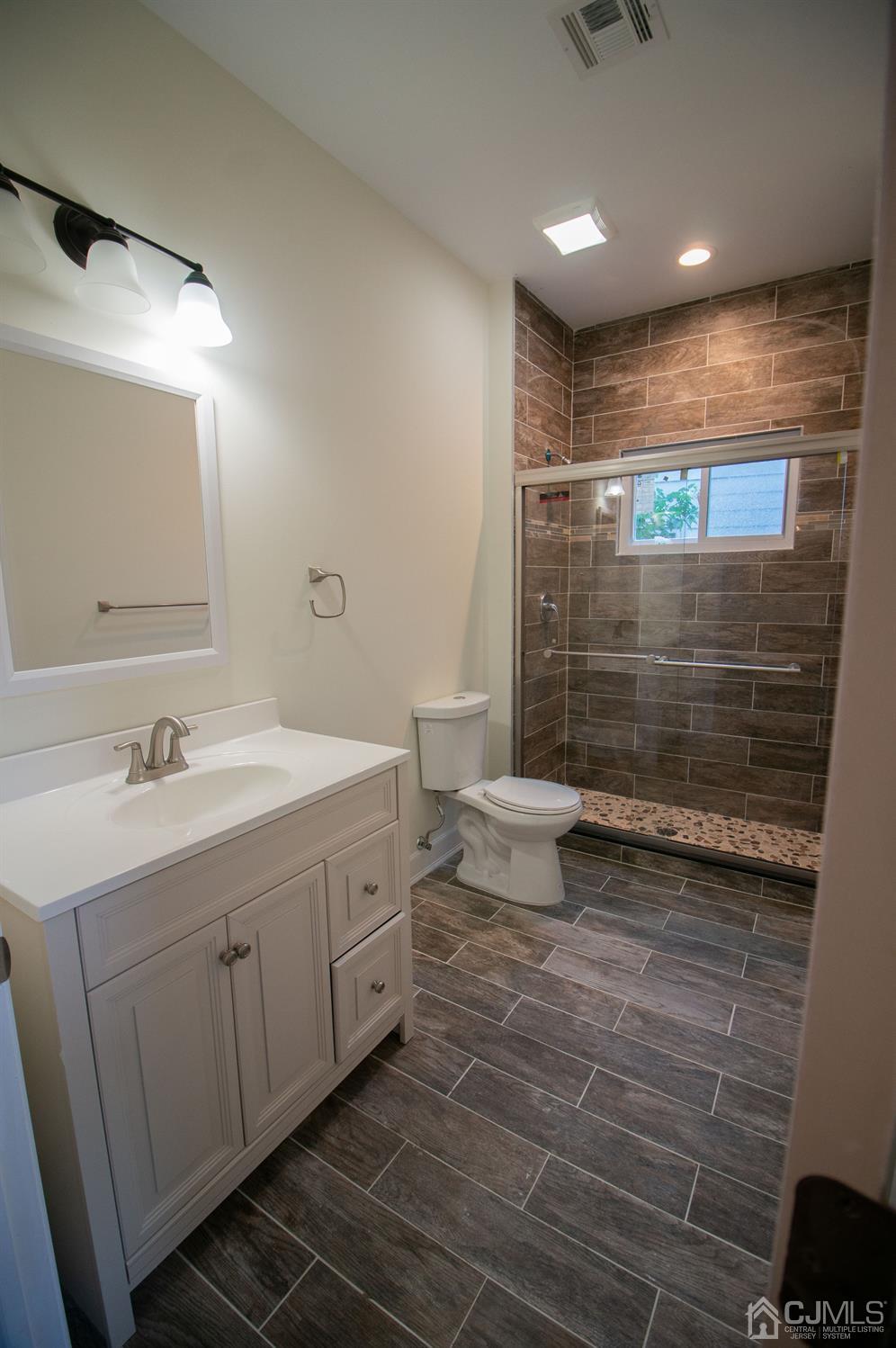 14 Caldwell Road Edison, NJ 08817 - Photo 8 of 22 a bathroom with a sink and a mirror