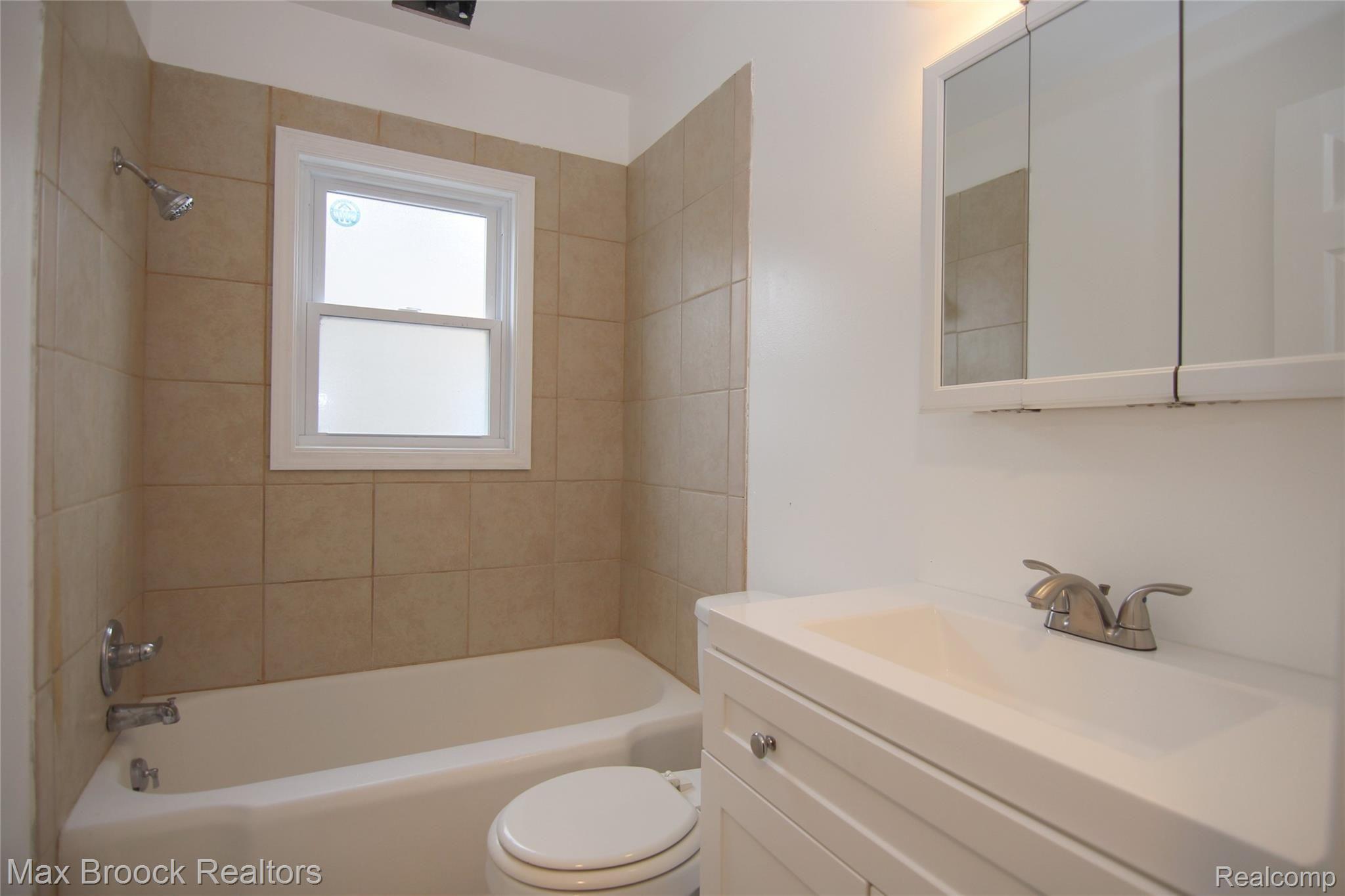 25599 Student Street Redford, MI 48239 - Photo 7 of 14 1st Floor Bath