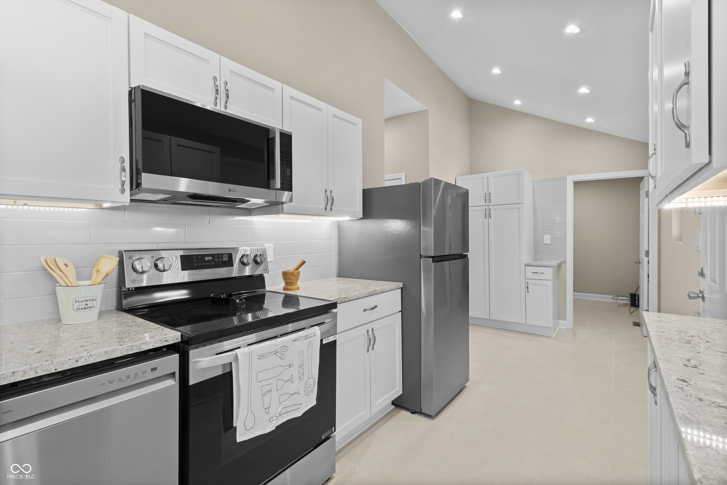 2430 Stuart Street Indianapolis, IN 46218 - Photo 24 of 51