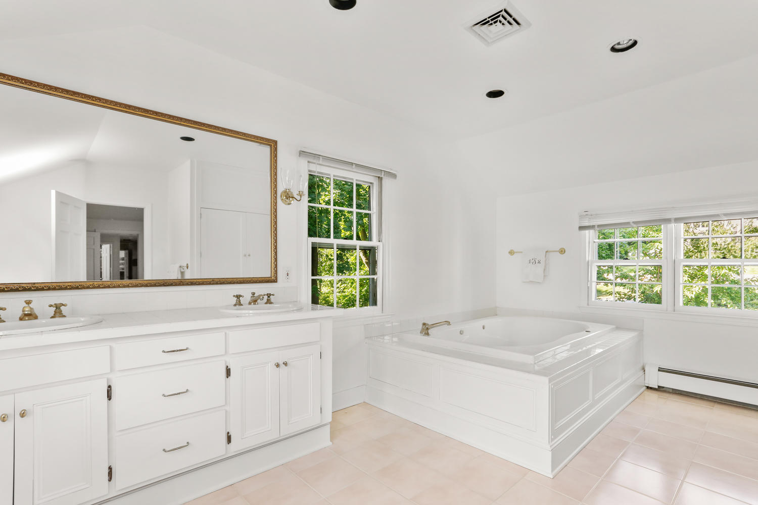 116 Marshall Ridge Road New Canaan, CT 06840 - Photo 37 of 50 a bathroom with a tub a sink and mirror
