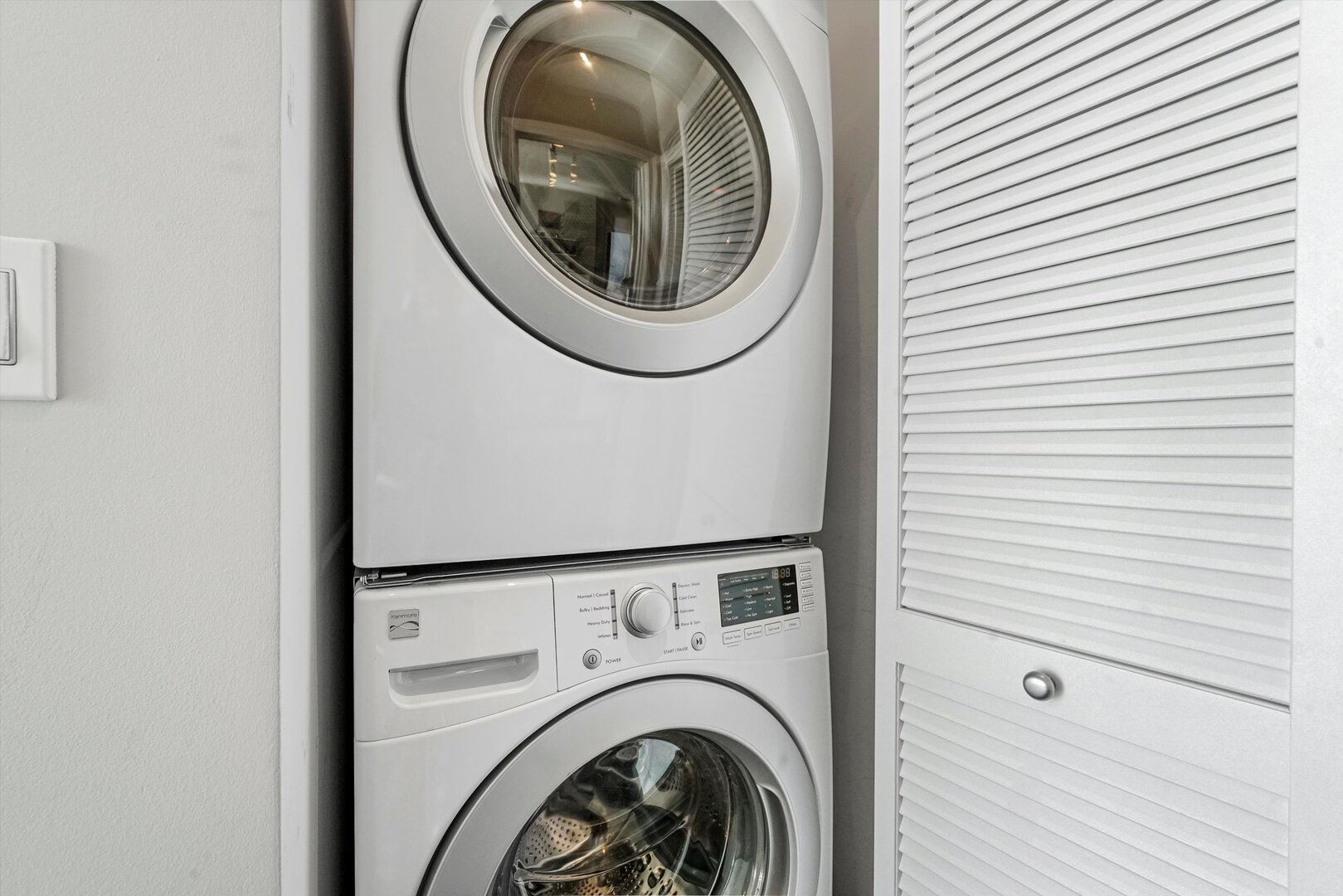 1201 South Prairie Avenue, Unit 3404 Chicago, IL 60605 - Photo 20 of 38 a close view of a utility room with dryer and washer