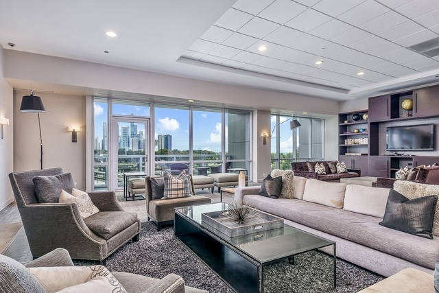 1201 South Prairie Avenue, Unit 3404 Chicago, IL 60605 - Photo 31 of 38 a living room with furniture and a large window