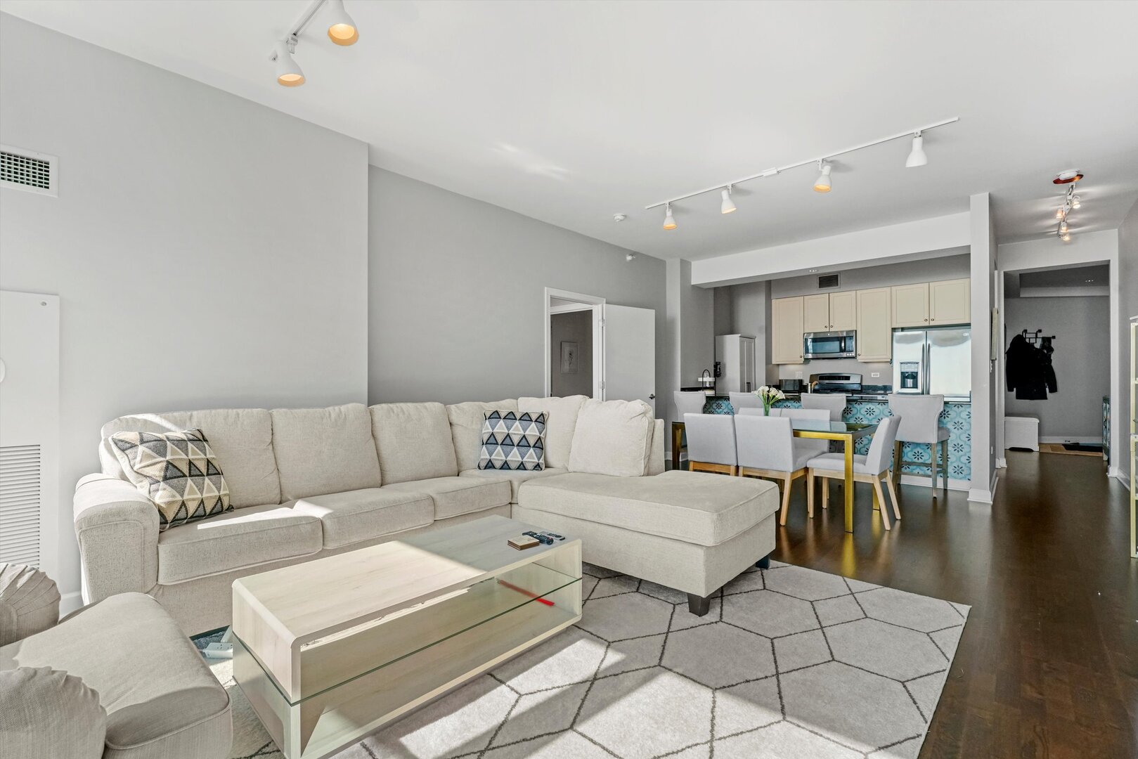 1201 South Prairie Avenue, Unit 3404 Chicago, IL 60605 - Photo 7 of 38 a living room with furniture and kitchen view