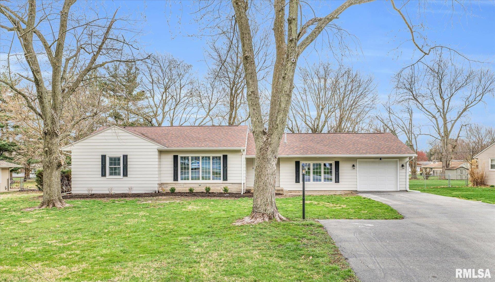 207 West Mark Avenue Decatur, IL 62526 - Photo 1 of 26