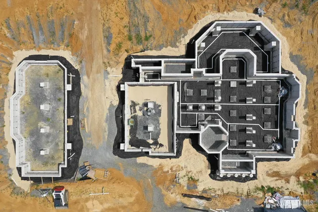 $2,395,000 | 8 Derek Court, Manalapan, NJ 07726