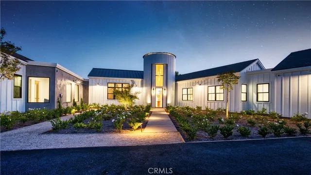 a view of a house with porch and garden