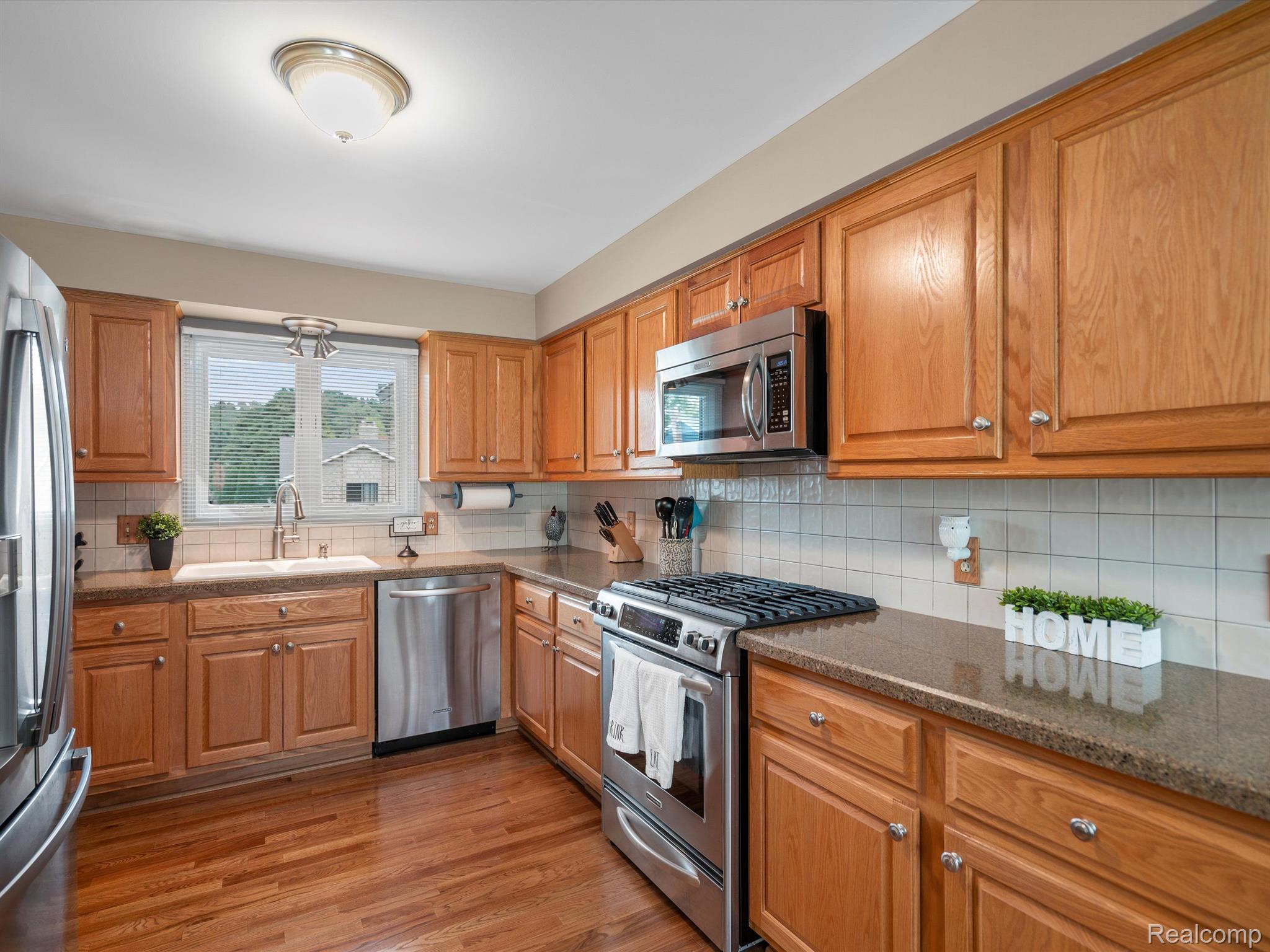 846 Stag Ridge Road Rochester, MI 48309 - Photo 12 of 42 Updated galley kitchen