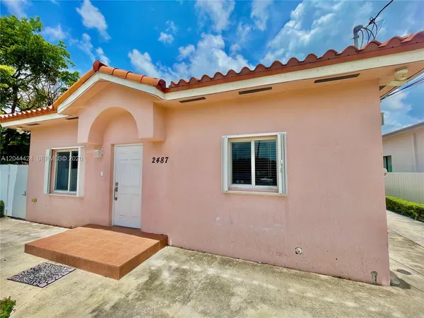 $2,800 | 2487 West 5th Court, Unit FRONT, Hialeah, FL 33010