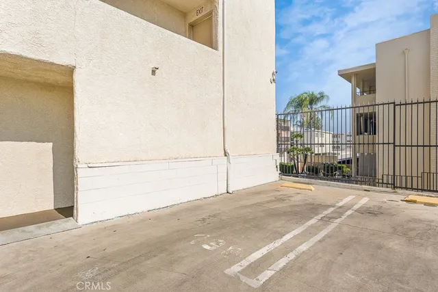 $1,850 | 5325 Newcastle Avenue, Unit 130, Encino, CA 91316