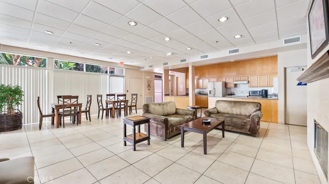 $1,850 | 5325 Newcastle Avenue, Unit 130, Encino, CA 91316