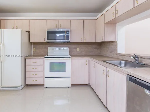 $2,300 | 11202 Taft Street, Unit 11202, Pembroke Pines, FL 33026