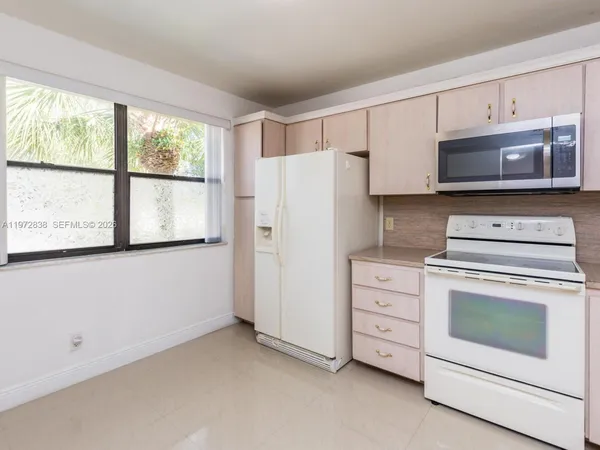 $2,300 | 11202 Taft Street, Unit 11202, Pembroke Pines, FL 33026