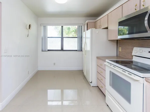 $2,300 | 11202 Taft Street, Unit 11202, Pembroke Pines, FL 33026