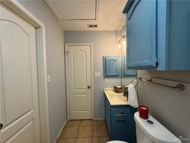 a view of livingroom with furniture and ceiling fan