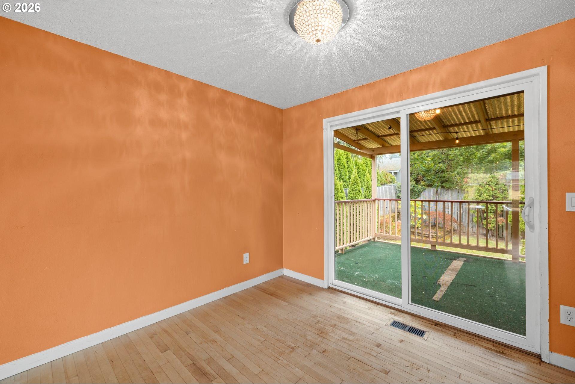 586 Southwest 6th Street Gresham, OR 97080 - Photo 9 of 42 Gallery Image 9