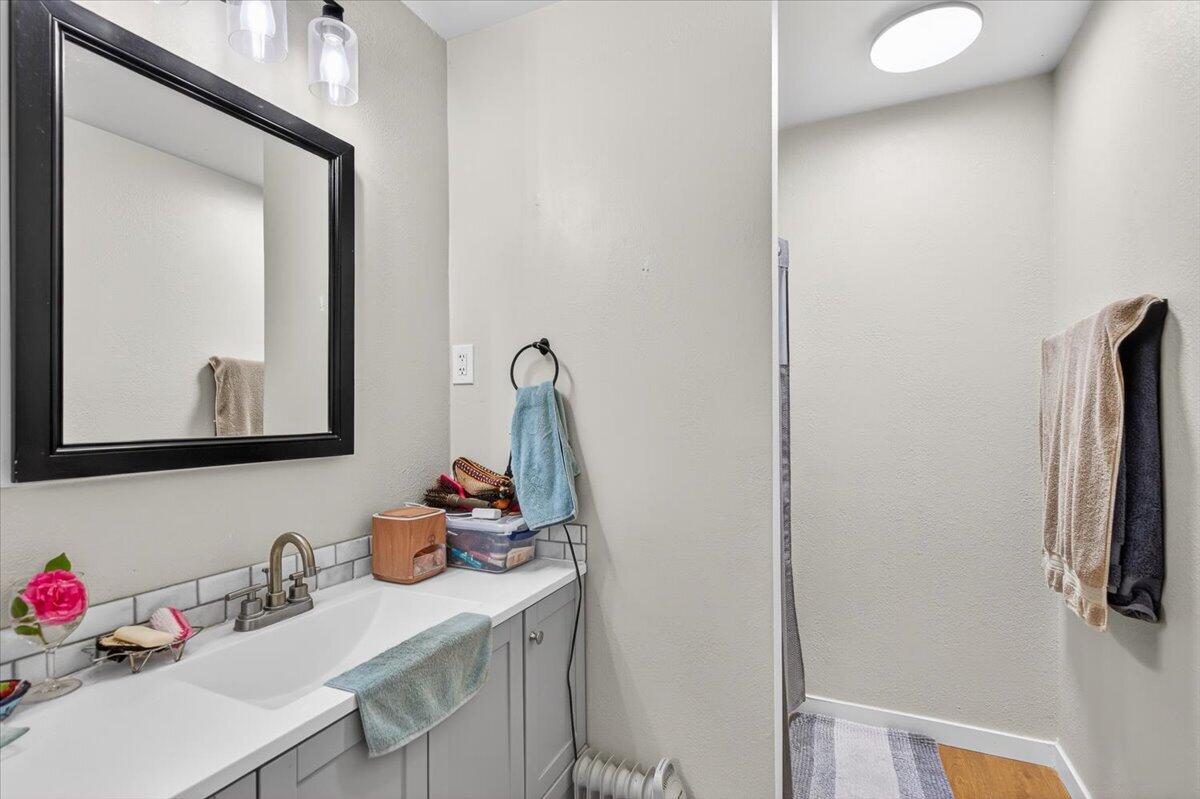 981 Upper Applegate Road Jacksonville, OR 97530 - Photo 15 of 30 Primary Bathroom