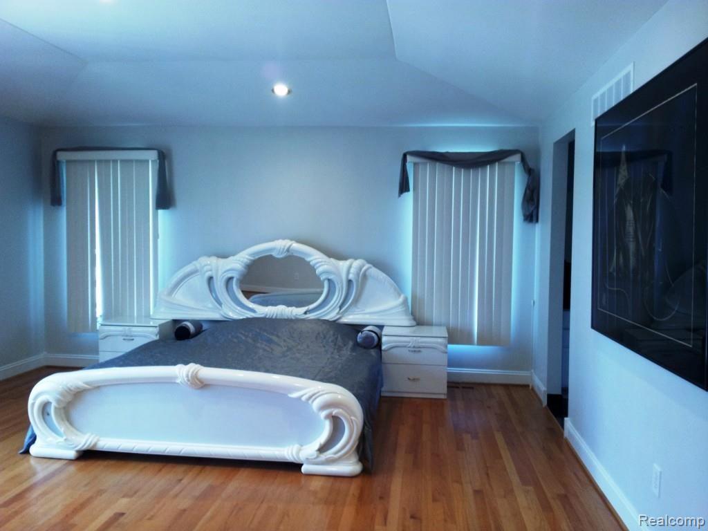 54753 Jewell Road Utica, MI 48315 - Photo 15 of 25 Jewell - Upstairs Master Suite with Tray Ceiling & Jetted Tub.jpg