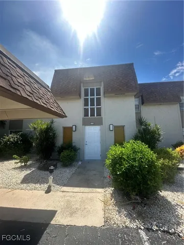 a view of a house with yard and plants