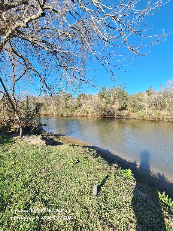 523-525 Shady Oaks Harbor Road Alvin, TX 77511 - Photo 17 of 23 a view of a lake with a building in the background