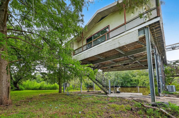 523-525 Shady Oaks Harbor Road Alvin, TX 77511 - Photo 4 of 23 a view of a backyard with a small cabin