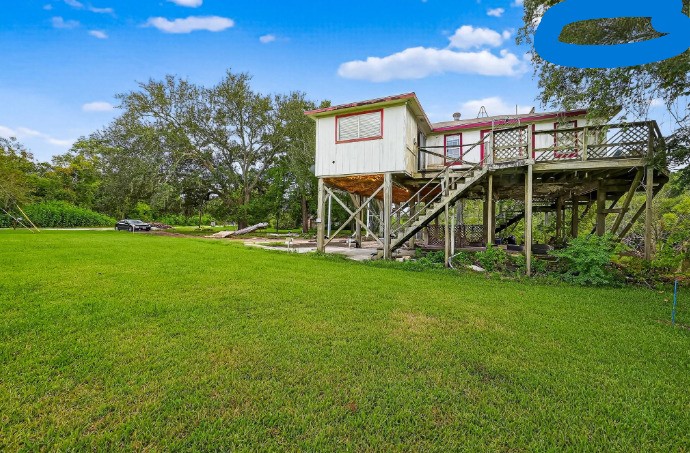 523-525 Shady Oaks Harbor Road Alvin, TX 77511 - Photo 6 of 23 a view of a play ground in front of a house