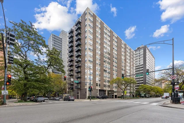 $275,000 | 3033 North Sheridan Road, Unit 906, Chicago, IL 60657