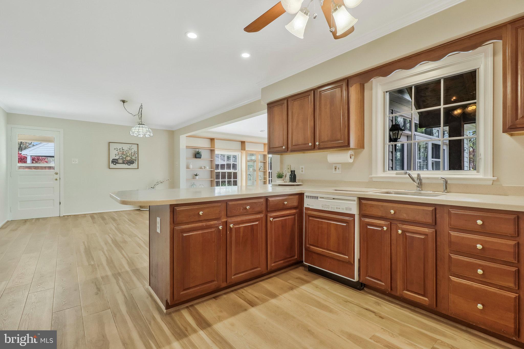 6132 Roxbury Avenue Springfield, VA 22152 - Photo 17 of 70 Open kitchen!