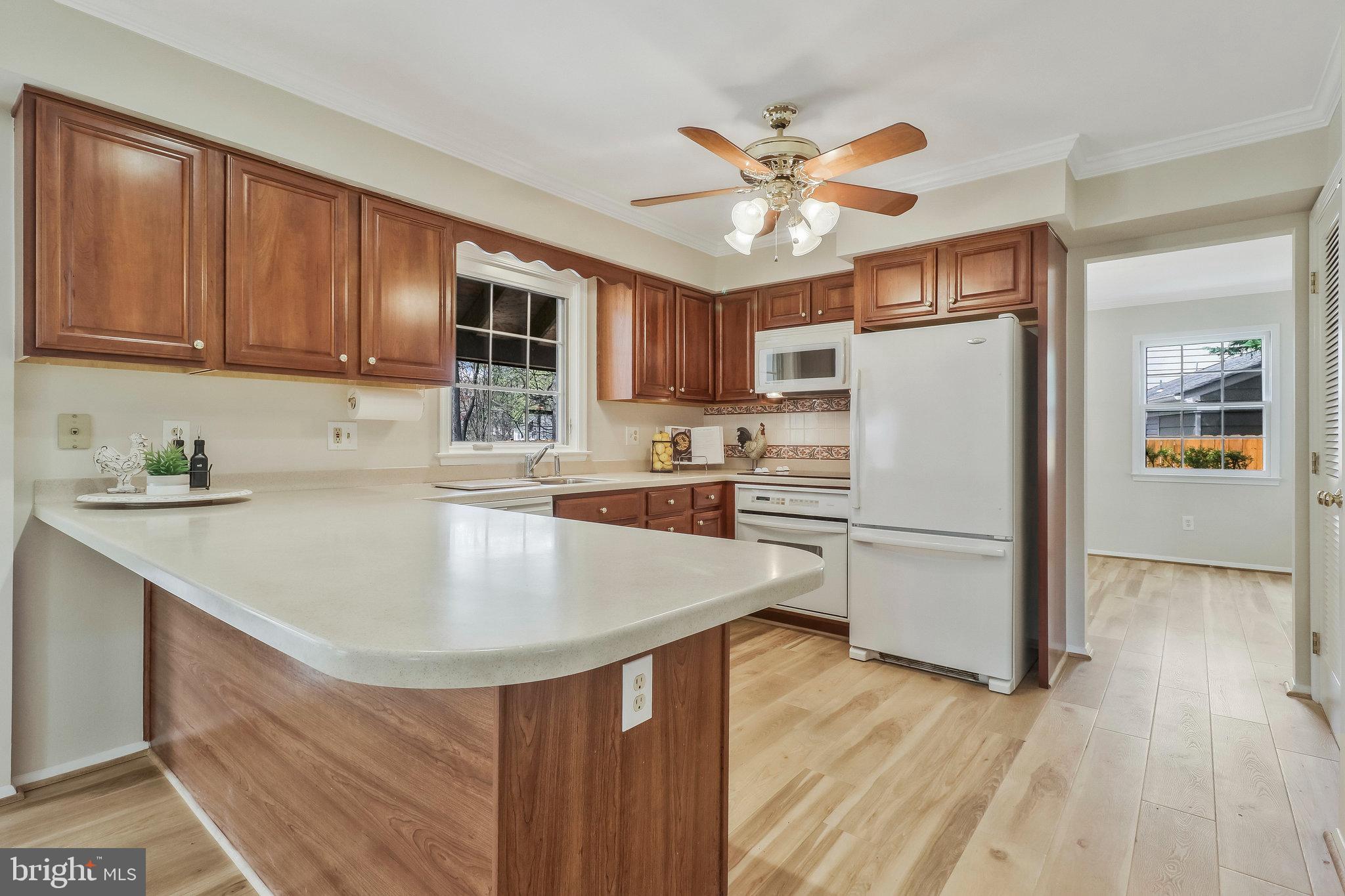6132 Roxbury Avenue Springfield, VA 22152 - Photo 19 of 70 Breakfast bar.