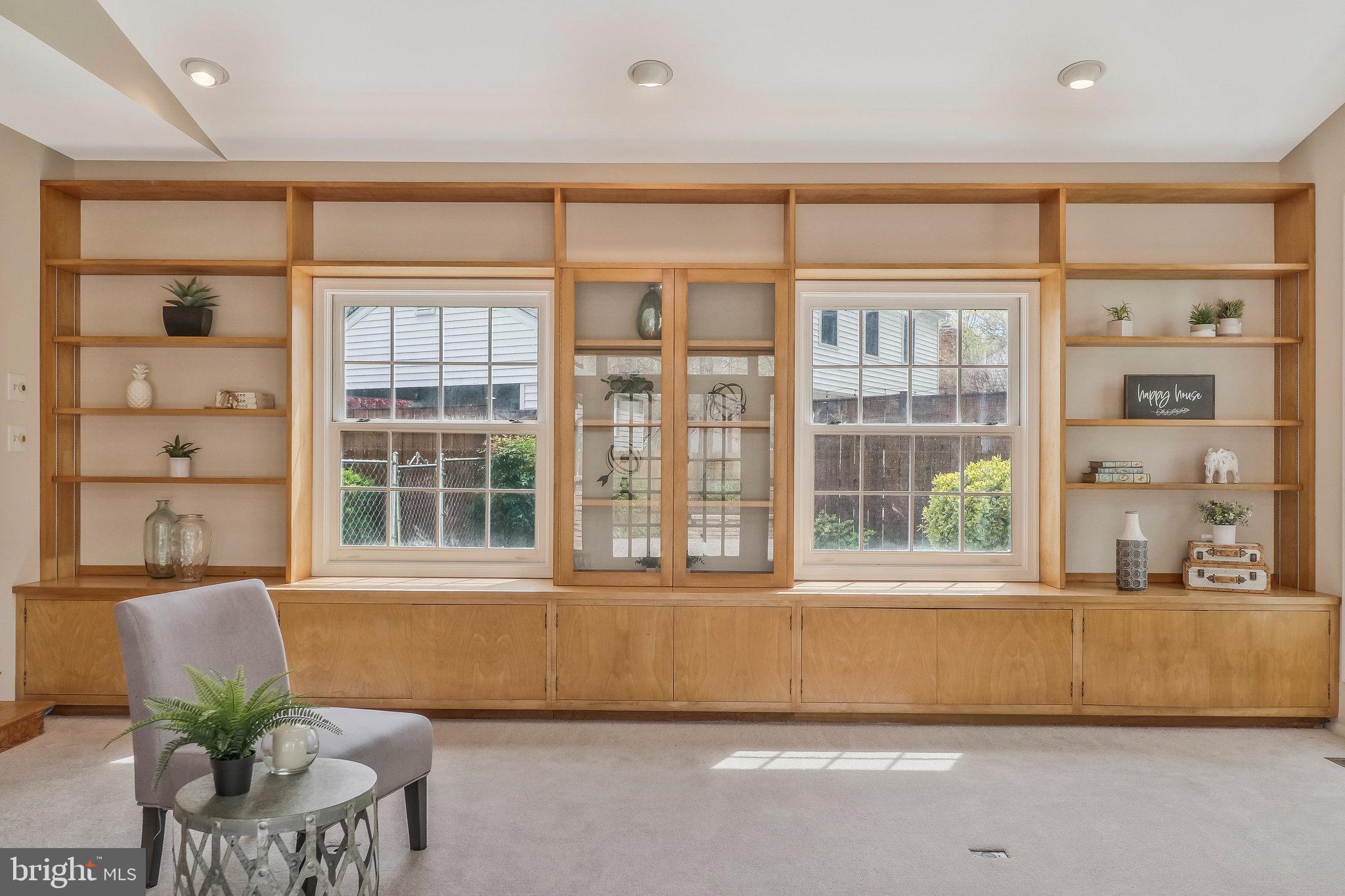 6132 Roxbury Avenue Springfield, VA 22152 - Photo 28 of 70 Beautiful built-in wall unit.