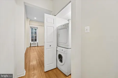 view of bathroom with tub and mirror