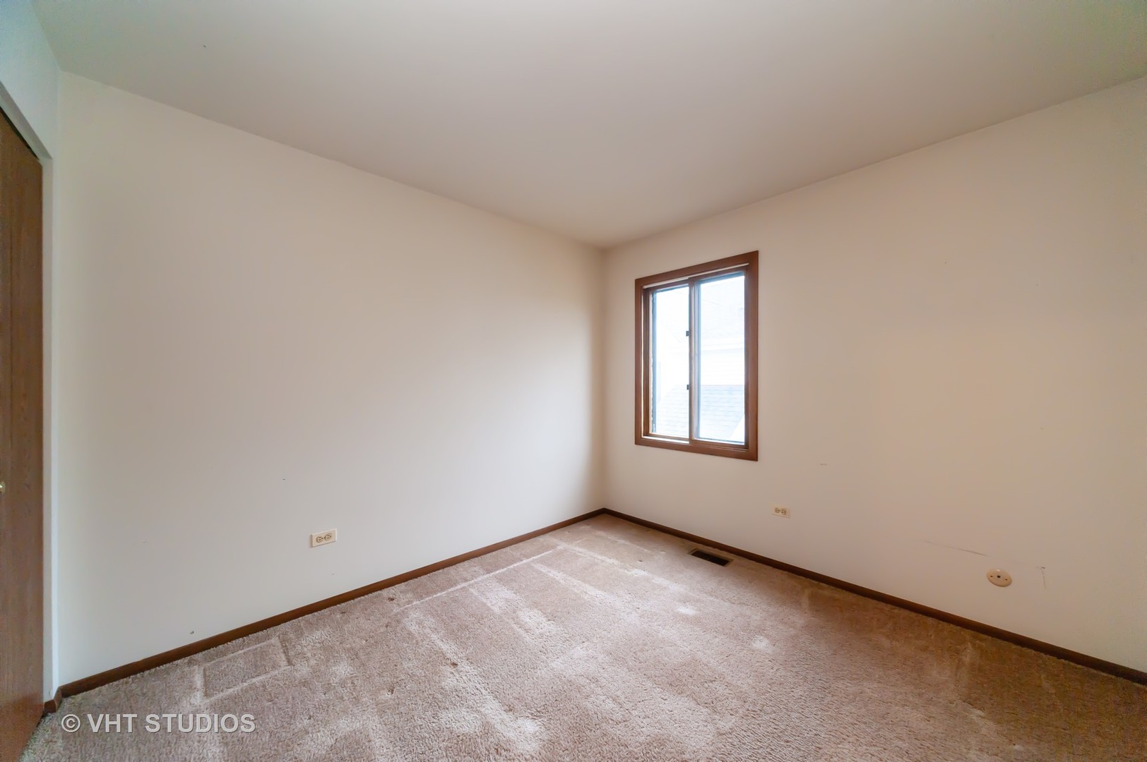 1485 Chippewa Trail Wheeling, IL 60090 - Photo 11 of 20 a view of an empty room with a window