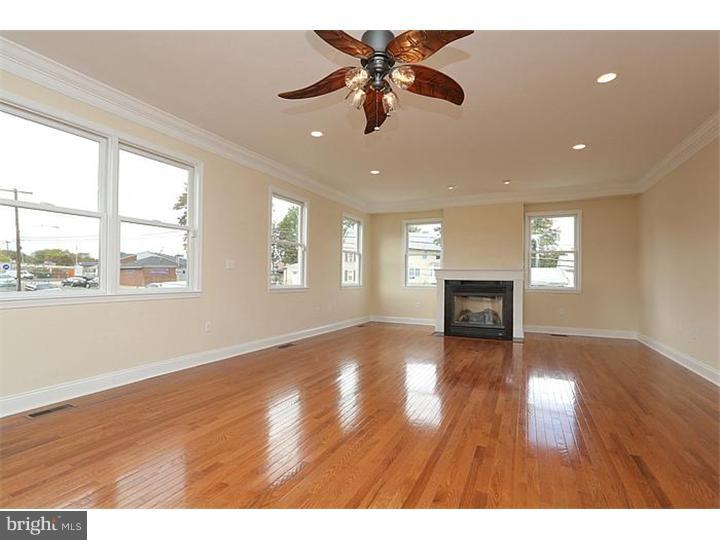8807 Ashton Road Philadelphia, PA 19136 - Photo 4 of 23 Living Room