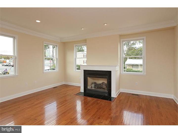 8807 Ashton Road Philadelphia, PA 19136 - Photo 5 of 23 Living Room