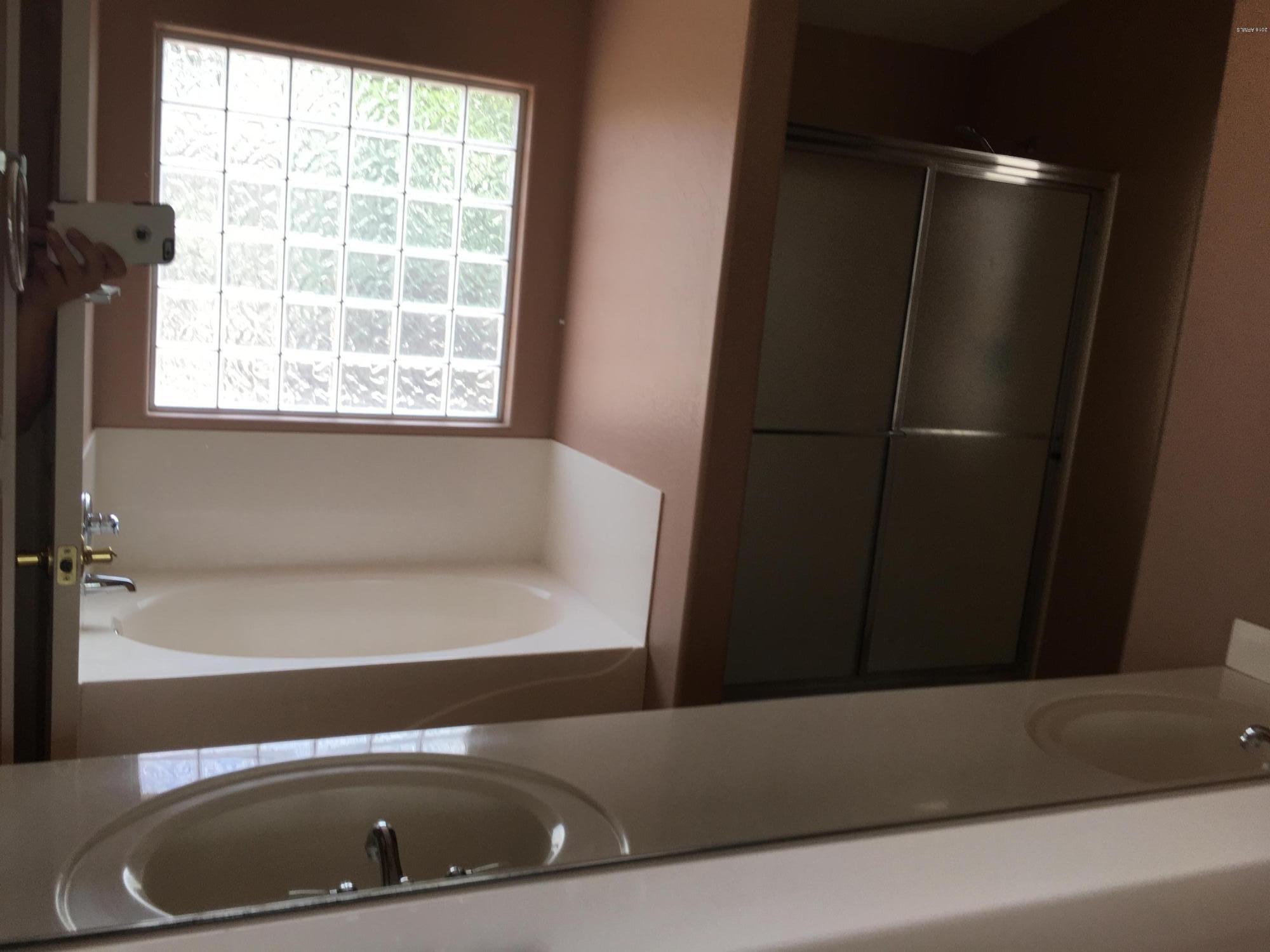 905 East Beverly Road Phoenix, AZ 85042 - Photo 21 of 35 Seperate tub and shower