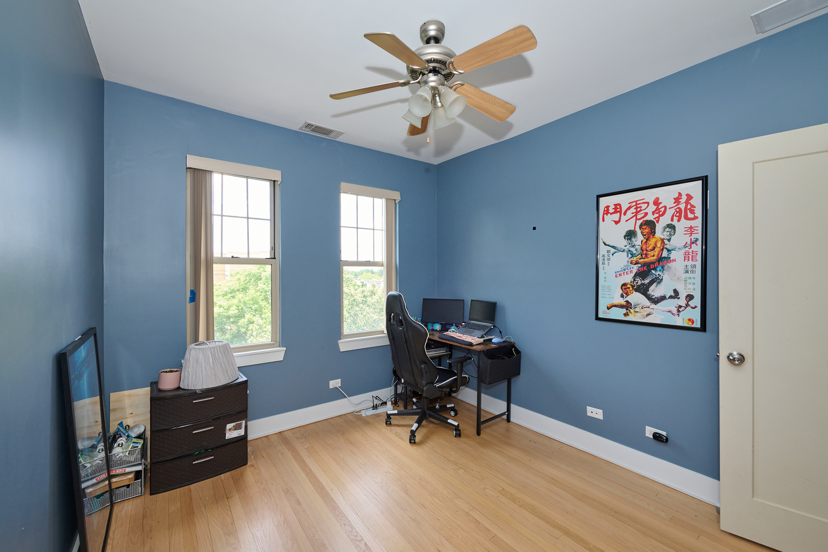 5711 North Kimball Avenue, Unit 3N Chicago, IL 60659 - Photo 19 of 24 a living room with furniture and a window