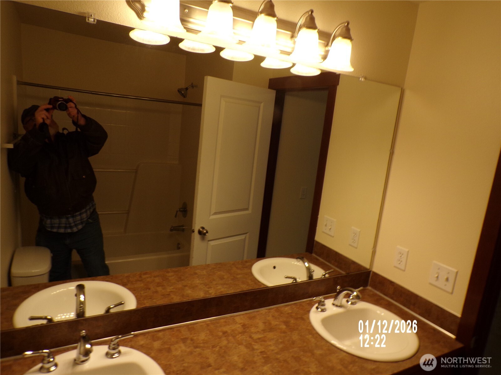 501 North 105th Street, Unit A Seattle, WA 98133 - Photo 31 of 36