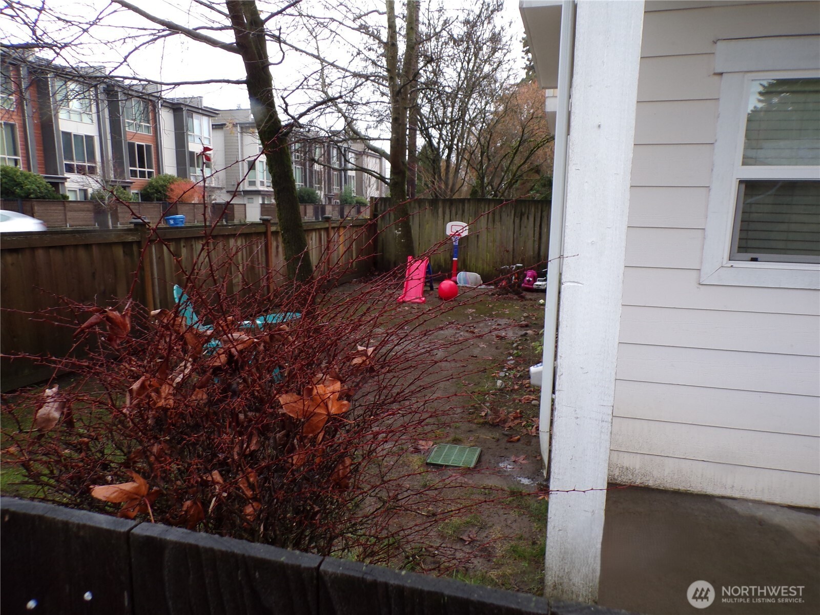 501 North 105th Street, Unit A Seattle, WA 98133 - Photo 37 of 39 a view of a backyard of the house
