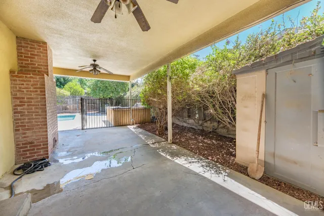 a view of a backyard