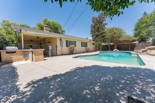 a view of a backyard with table and chairs