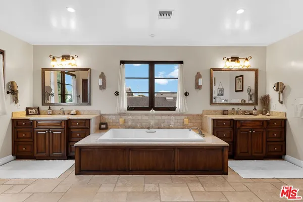 $4,395,000 | 3522 South Barrington Avenue, Los Angeles, CA 90066