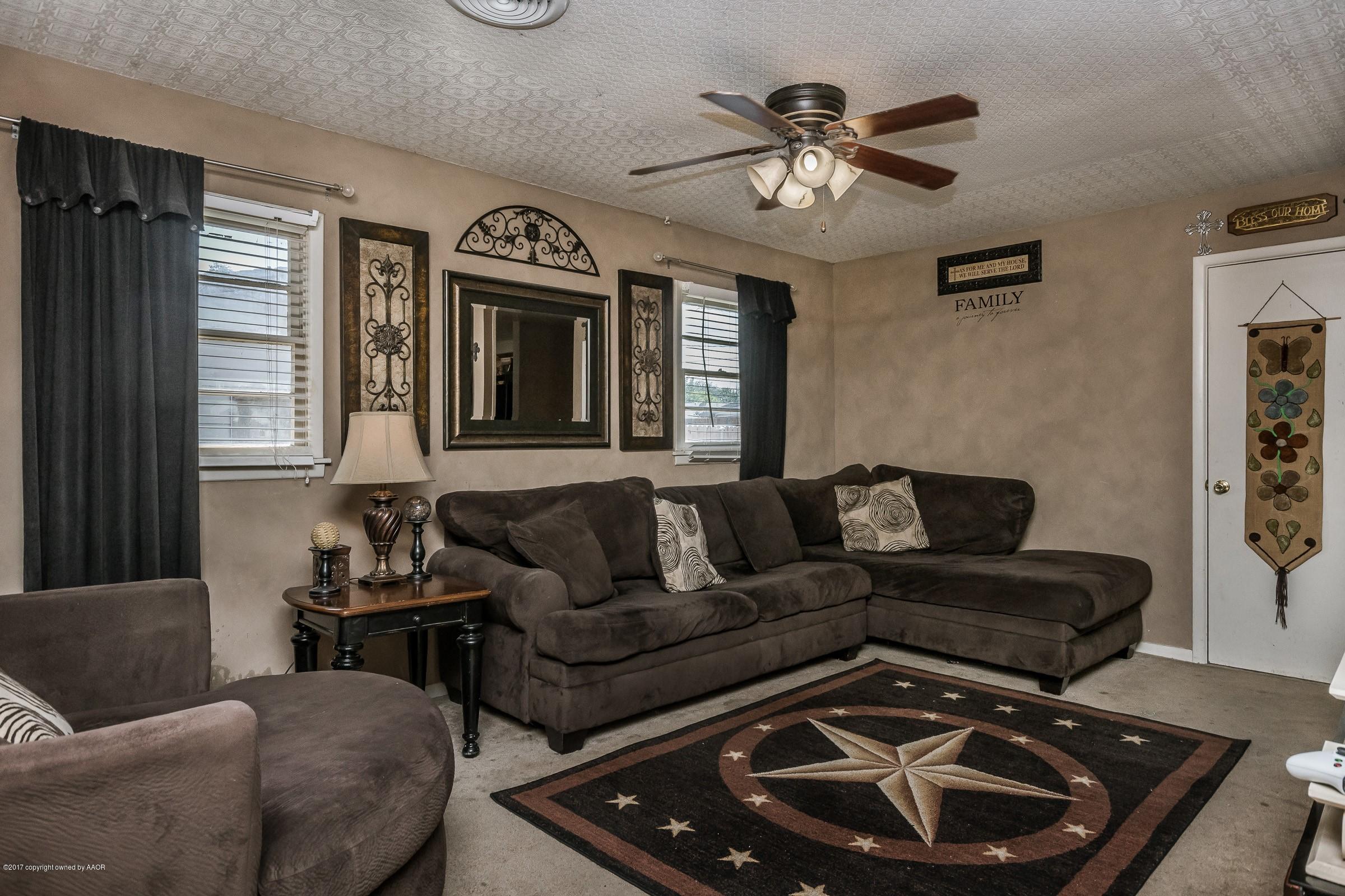 4704 South Bryan Street Amarillo, TX 79110 - Photo 2 of 20 002_Living Room_