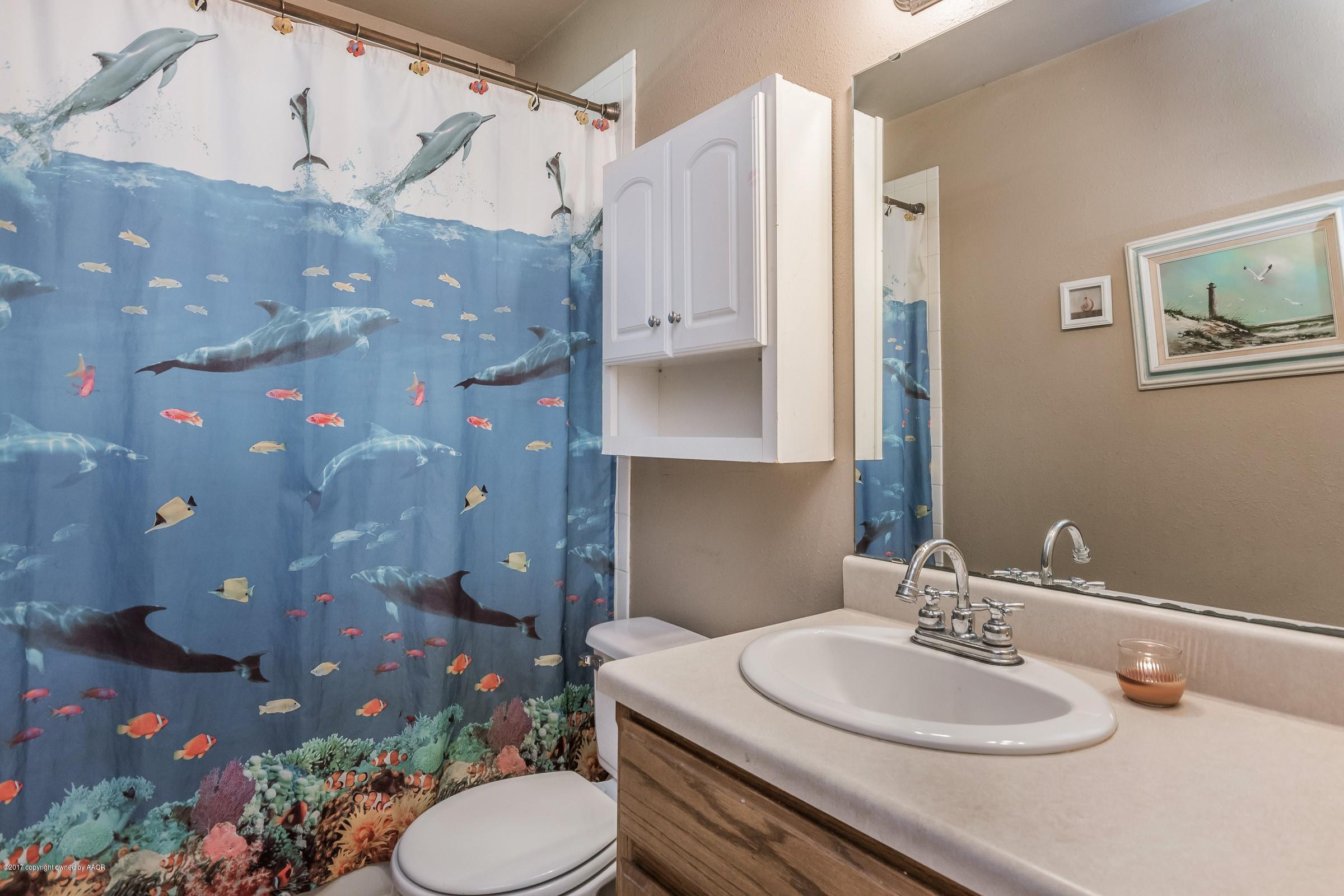 4704 South Bryan Street Amarillo, TX 79110 - Photo 12 of 20 011_Hall Bathroom_