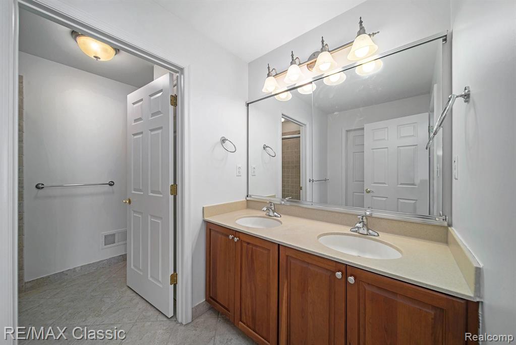 24777 Reeds Pointe Drive, Unit 33 Novi, MI 48374 - Photo 16 of 26